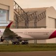 Primer Airbus A350 de Iberia saliendo del hangar de pintura.