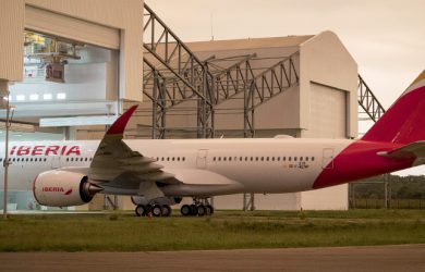 Primer Airbus A350 de Iberia saliendo del hangar de pintura.