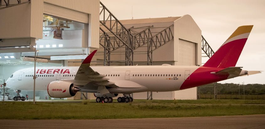 Primer Airbus A350 de Iberia saliendo del hangar de pintura.