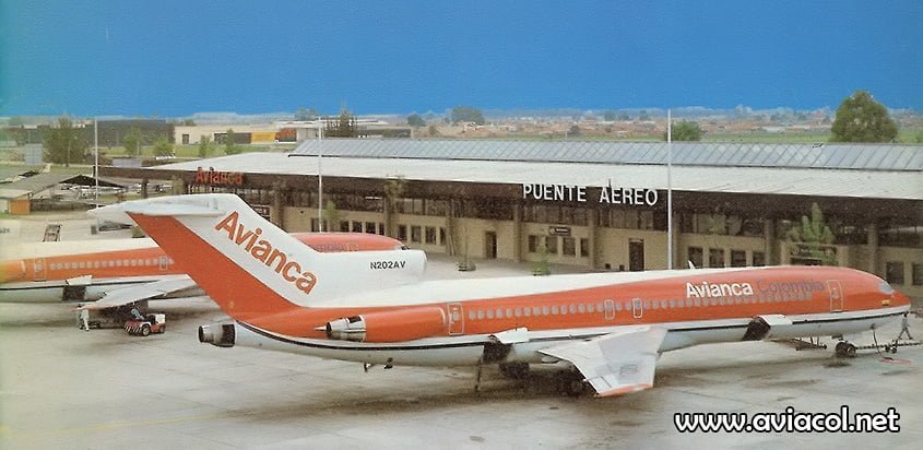 Terminal Puente Aéreo de Avianca con un Boeing 727 en plataforma.