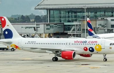 Airbus A320 de Viva Air en la plataforma del Aeropuerto Internacional Eldorado de Bogotá.