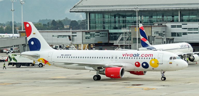 Airbus A320 de Viva Air en la plataforma del Aeropuerto Internacional Eldorado de Bogotá.