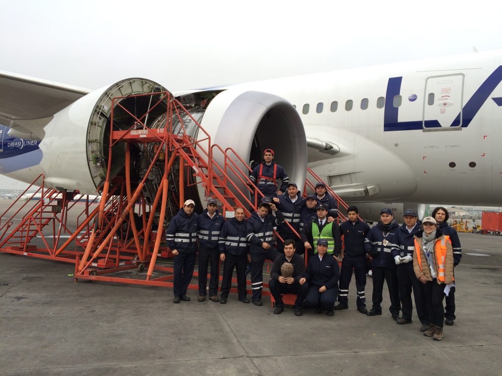 Cambio de motor de un Boeing 787 de LAN.