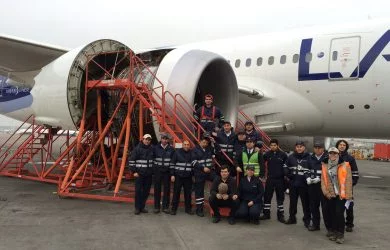 Cambio de motor de un Boeing 787 de LAN.