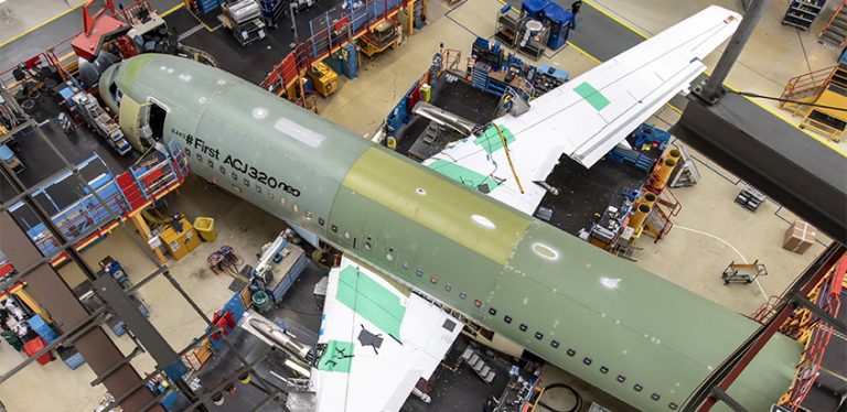 Primer Airbus ACJ320neo en línea de ensamblaje final.