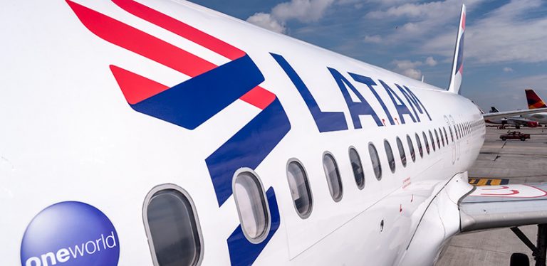 Logo de LATAM Airlines en un Airbus A320.