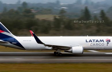 Boeing 767-300F de LATAM Cargo aterrizando en Medellín.