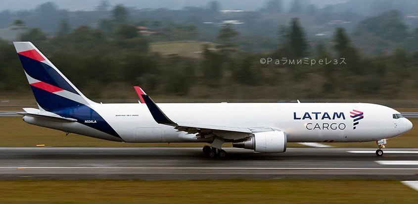 Boeing 767-300F de LATAM Cargo aterrizando en Medellín.