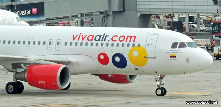 Airbus A320 de Viva Air llegando a la Terminal Nacional del Aeropuerto Eldorado de Bogotá.