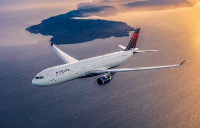 Airbus A330 de Delta Air Lines volando sobre el océano.