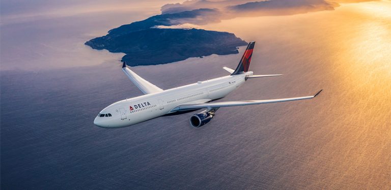 Airbus A330 de Delta Air Lines volando sobre el océano.