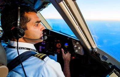 Piloto de Delta Air Lines en la cabina de uno de los aviones de la aerolínea.
