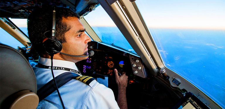Piloto de Delta Air Lines en la cabina de uno de los aviones de la aerolínea.