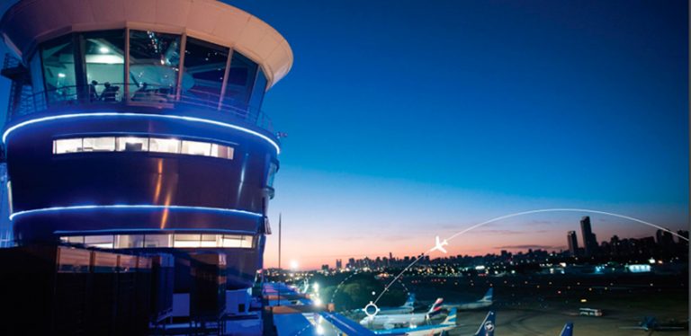 Torre de Control de un Aeropuerto de Buenos Aires, Argentina.