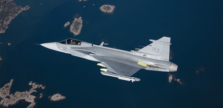 Vuelo de prueba del Gripen E con cargas externas.