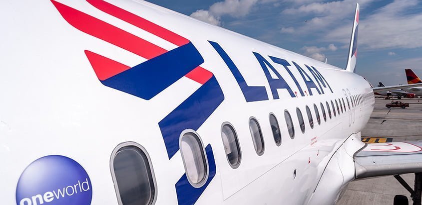 Logo lateral de un Airbus A320 de LATAM Airlines.