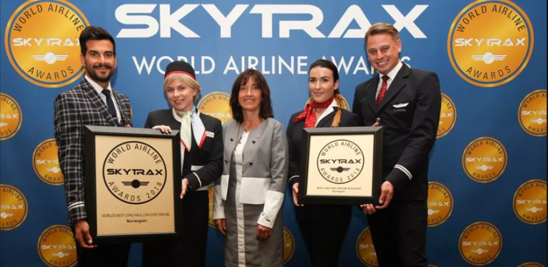 Empleados de Norwegian recibiendo el Premio de Skytrax como Mejor Aerolínea de Bajo Costo.