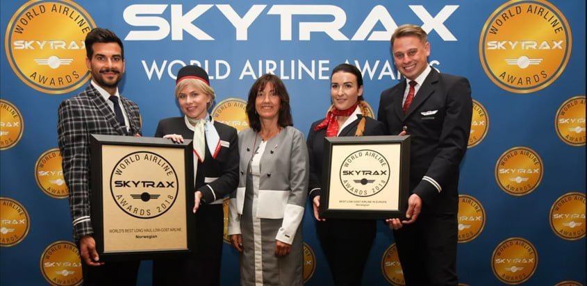 Empleados de Norwegian recibiendo el Premio de Skytrax como Mejor Aerolínea de Bajo Costo.