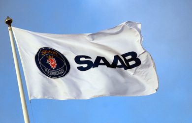 Logo de Saab en una bandera.
