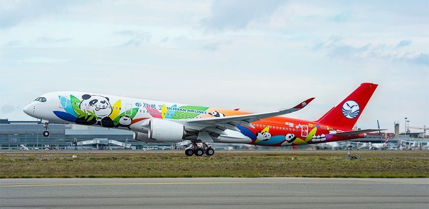 Primer Airbus A350 de Sichuan Airlines despegando de Toulouse.