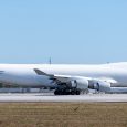Boeing 747-400F de carga despegando de Miami.