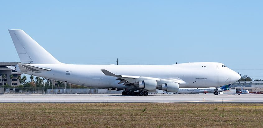 Boeing 747-400F de carga despegando de Miami.