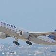 Boeing 777-200ER de United despegando de Los Ángeles.