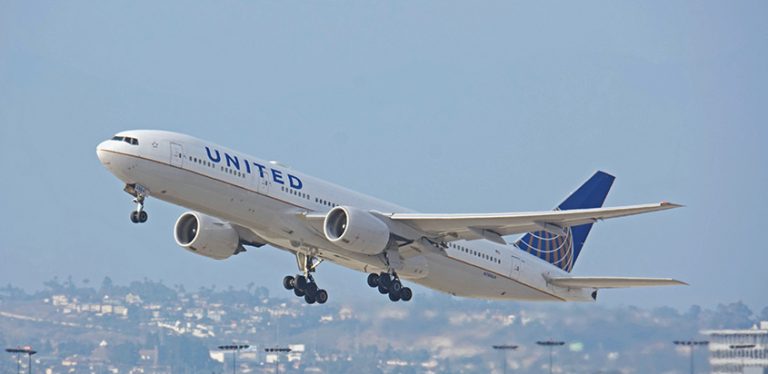 Boeing 777-200ER de United despegando de Los Ángeles.