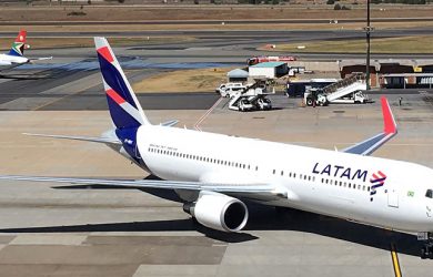 Boeing 767-300 de LATAM Brasil en Johannesburgo.