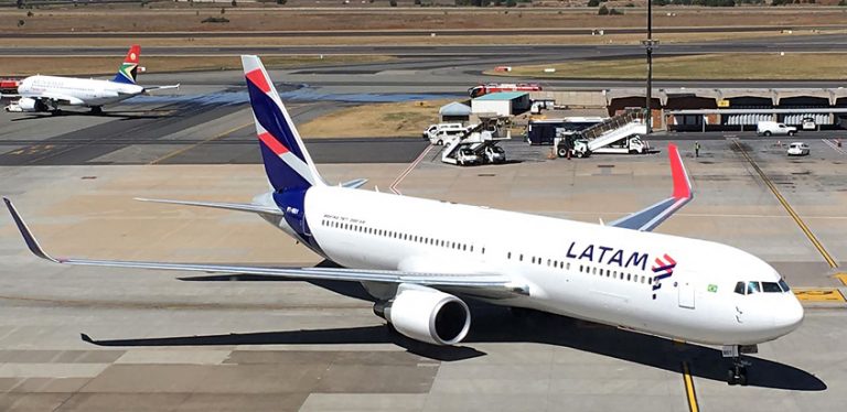 Boeing 767-300 de LATAM Brasil en Johannesburgo.