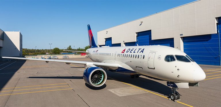 Primer Airbus A220-100 de Delta Air Lines saliendo del hangar de pintura.