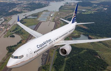 Boeing 737 MAX 9 de Copa Airlines sobrevolando el Canal de Panamá.