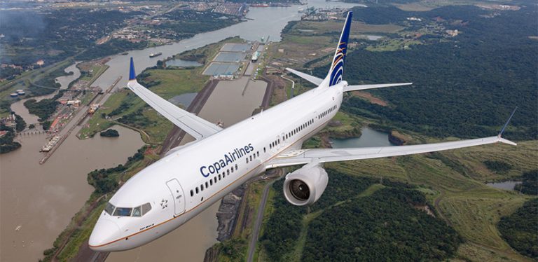 Boeing 737 MAX 9 de Copa Airlines sobrevolando el Canal de Panamá.