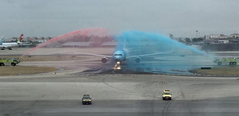 Boeing 767-300 de LATAM Airlines aterrizando en Lisboa, Portugal.