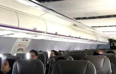 Pasajeros en un Boeing 737 de Wingo.