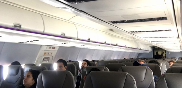Pasajeros en un Boeing 737 de Wingo.