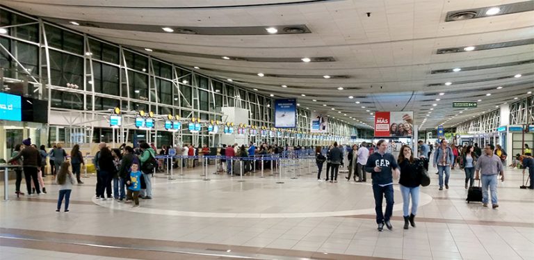 Vista de la Terminal del Aeropuerto Arturo Merino Benítez de Santiago de Chile.