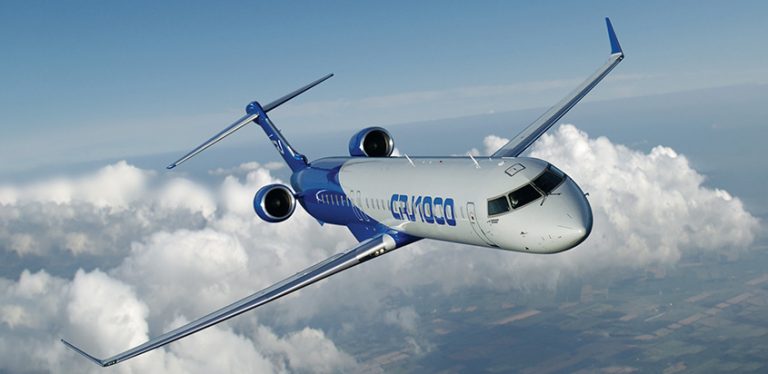 Bombardier CRJ-1000 en vuelo.