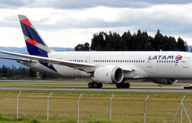 Boeing 787-8 de LATAM Airlines despegando de Bogotá.
