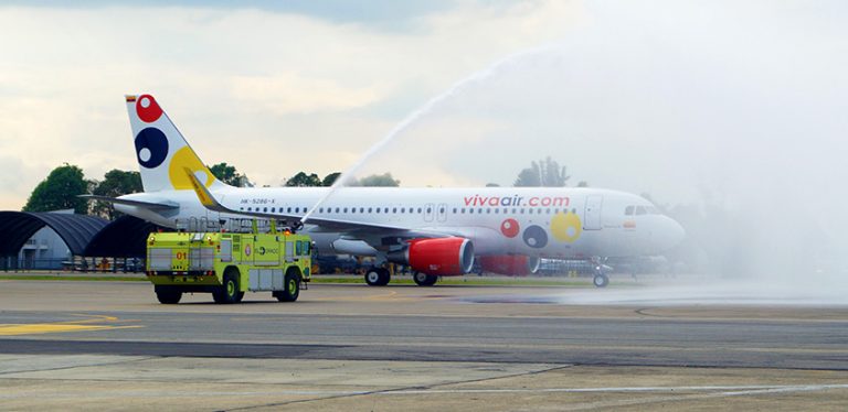 Airbus A320 de Viva Air llegando a Bogotá.