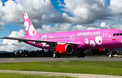 Airbus A320 de Viva Air con livery de la prevención del cáncer de mama.