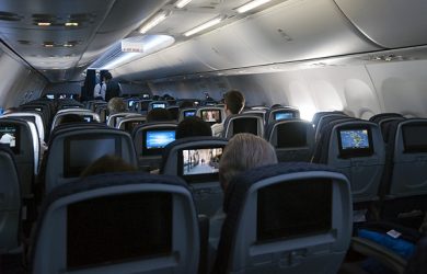 Vista de la cabina de un avión en vuelo.