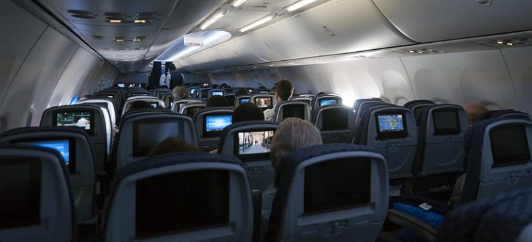 Vista de la cabina de un avión en vuelo.