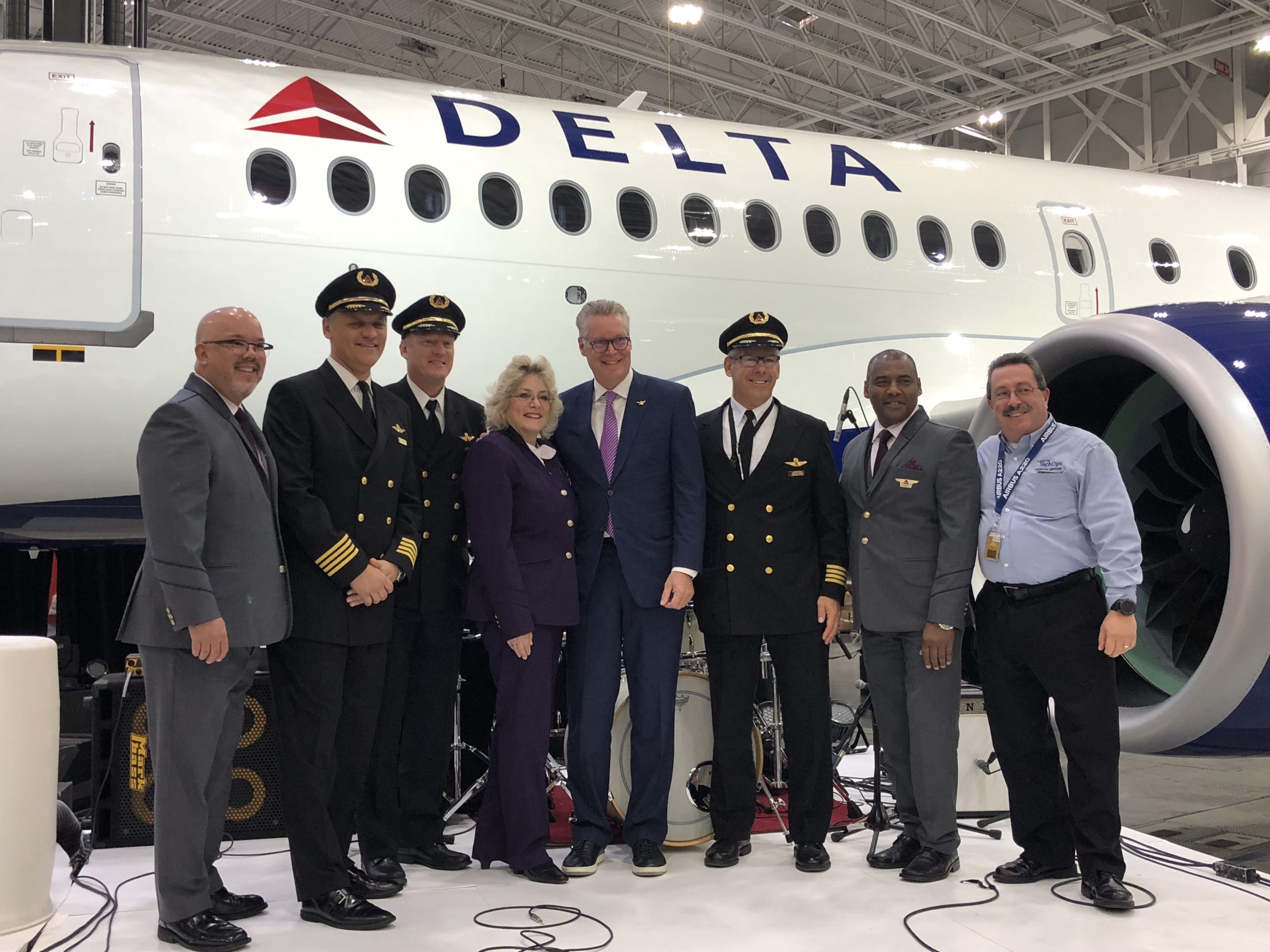 Tripulación recibiendo el primer Airbus A220-100 de Delta Air Lines.
