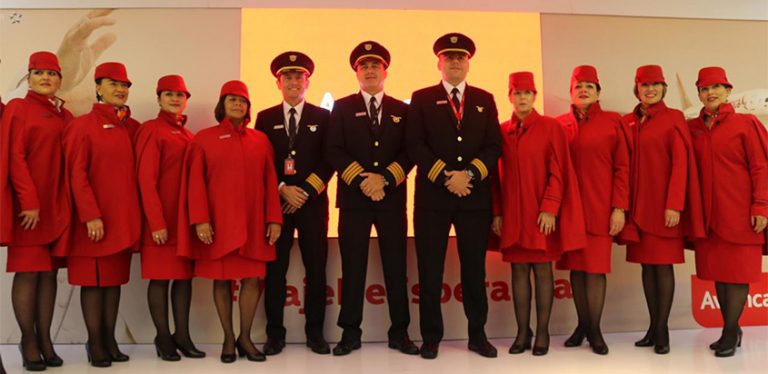 Tripulación de Avianca que transportará al Papa Francisco de Panamá a Roma.
