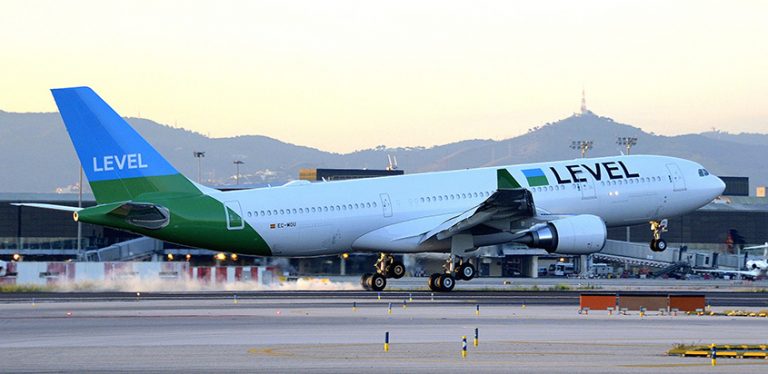Airbus A330 de Level aterrizando.