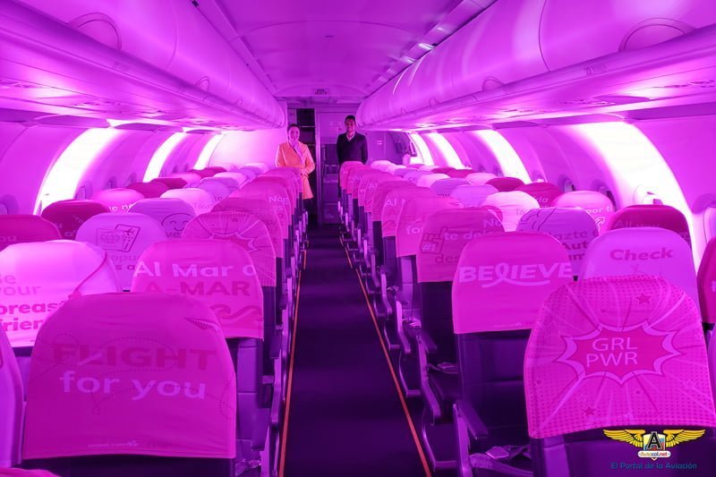 Interior del Airbus A320 rosado de Viva Air Colombia.