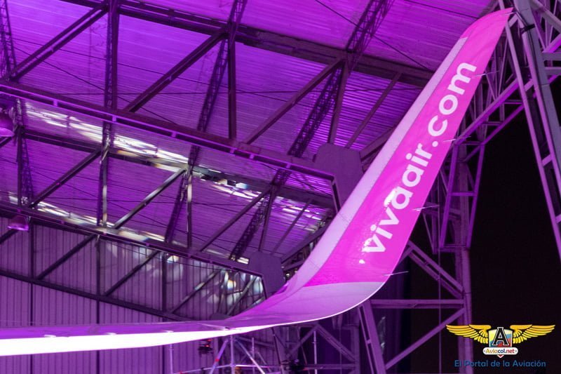 Airbus A320 rosado de Viva Air de la lucha contra el cáncer de mama.