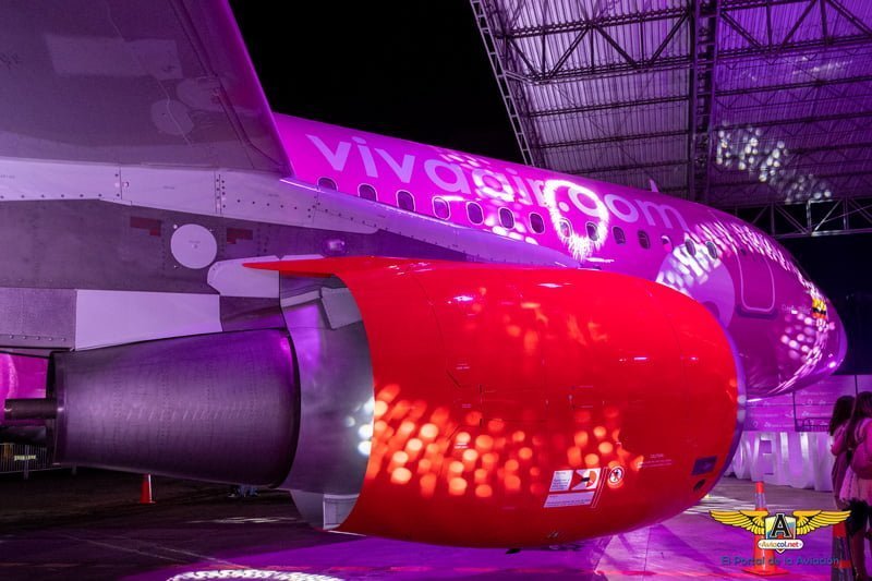 Airbus A320 rosado de Viva Air de la lucha contra el cáncer de mama.