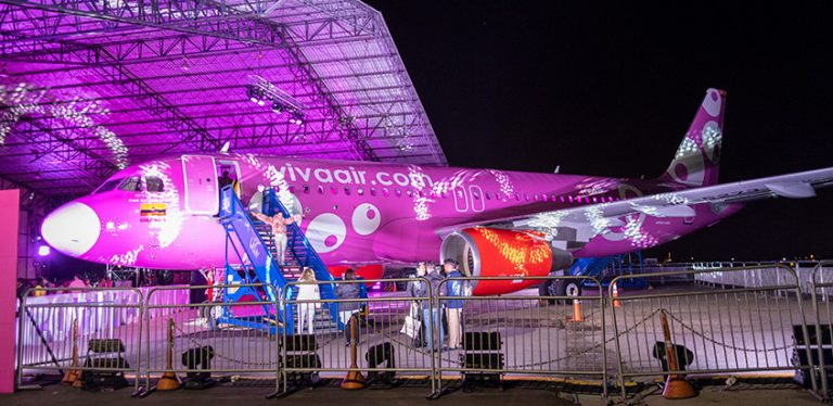 Airbus A320 rosado de Viva Air de la lucha contra el cáncer de mama.